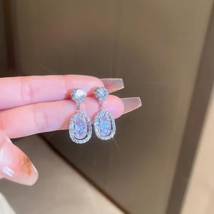 Eleganti Orecchini Pendenti in Oro Bianco con Design Floreale in Cristallo e Strass per Donna, Stile Classico da Festa, Montatura in Argento 925 - Product Image 3