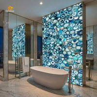 Décoration murale de salle de bain en pierre translucide d'onyx bleu naturel de luxe, design éclairé