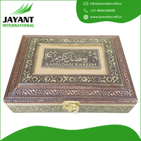 Boîte cadeau de festival en bois faite à la main avec finition métallique antique, conçue pour le Ramadan Kareem, à prix avantageux.