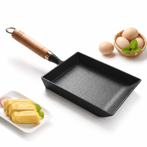 Poêle à omelette japonaise en fonte rectangulaire Tamagoyaki avec poignée en bois et boucle de suspension, compatible cuisinière, pour cuisine - Product Image 1