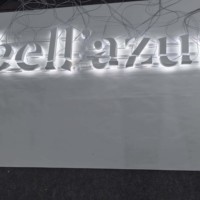 Lettres rétroéclairées en acier inoxydable 304 peintes par pulvérisation haut de gamme, enseigne personnalisée avec logo rétroéclairé exquis pour magasin de luxe et hôtel