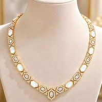 Westlicher Stil Erschwinglicher Luxus Sechseckiges Weißes Perlmutt Zirkon 18k Gold Schmuckset für Frauen Vierteiliges Set mit Halskette und Ohrringen