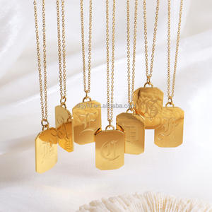 Collier à <span class=keywords><strong>lettres</strong></span> gravables en acier inoxydable PVD or 18 carats pour femmes et hommes Colliers à pendentifs rectangulaires personnalisés gravés et personnalisés - Product Image 2