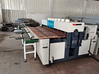 Planche de plancher en bois de haute précision Multi Rip Cutting Saw Machine Planche de contreplaqué automatique Multi-lames Ripping Saw Line