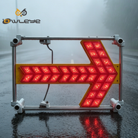 Tableau de signalisation LED portable de taille moyenne alimenté par batterie avec cadre en acier inoxydable et protection IP66 pour le contrôle temporaire du trafic