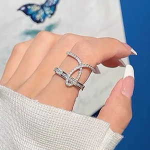 Anello largo incrociato minimalista per donna, design geometrico, gioielli eleganti e alla moda - Product Image 2