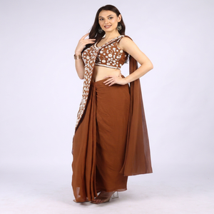 Sari prêt-à-porter pour femme, style ethnique parfait, couleur marron, avec perles et broderies Dana, idéal pour les mariages et les fêtes. - Product Image 1