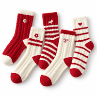 Chaussettes en peluche de Noël pour femmes, épaisses et chaudes en polaire, mi-mollet, rayées rouge et blanc, confortables pour la maison et le sommeil, idéales pour les vacances d'hiver
