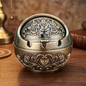 Cendrier de bureau rond en laiton vintage avec motif de rose et design en forme de cœur pour la décoration de la maison - Product Image 4