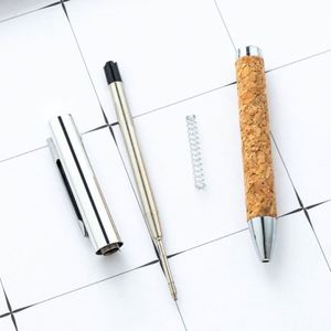 Stylo publicitaire personnalisé avec logo, corps en bois grainé, pointe rétractable en PU texturé liège souple de 1,0 mm, finition métallique, idéal comme cadeau promotionnel. - Product Image 4
