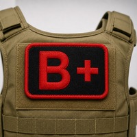 Patch brodé personnalisé ID B+ 3D thermocollant avec bordure Merrow pour sweat à capuche – Commande en gros de bordures Merrow thermocollantes
