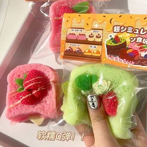 Juguete de TPR de doble capa con aspecto realista de fresa, simulación de fruta, Matcha, Chocolate, Tostada, Taba Squishy para pan, pasteles y tostadas - Product Image 2