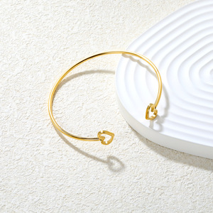 Brazalete Abierto en Forma de Corazón para Mujer, Color Dorado, Joyería de Moda, Regalo, Hecho en Dongguan, Número de Pieza BR92910GG - Product Image 2