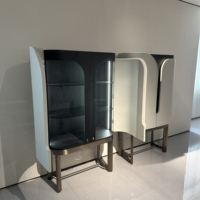 Armoire à vin à porte en verre moderne haut de gamme Affichage lumineux LED Stockage en bois massif pour le salon de la maison Style contemporain de luxe