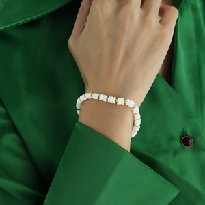 Bracelet en perles de nacre blanche avec accents dorés, bijoux de mode pour femmes, style élégant au quotidien, accessoire automne-hiver - Product Image 3