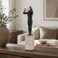 Sculpture de figurine moderne en alliage et marbre Evelyn Atlas tenant une sphère pour la décoration de maisons, bureaux et hôtels de luxe