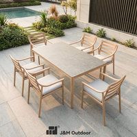 Set Meja Makan Aluminium Efek Kayu Modern J&M T7948B 6 Kursi, Meja Kaca, Kursi Sandaran Sirip, Furnitur Teras Pantai Gaya Rock Garden