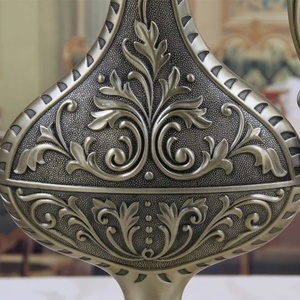 Florero europeo en forma de botella Florero Más vendidos Decoración moderna suave para el hogar Nuevo diseño Jarrones de latón y metal - Product Image 2