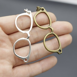 Accessoires de mode en zinc légers en gros : montures de lunettes, porte-clés, pendentifs, décorations pour sacs et bracelets - Product Image 2