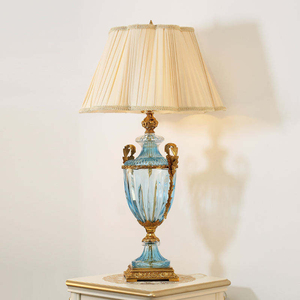 Lampe <span class=keywords><strong>de</strong></span> table <span class=keywords><strong>de</strong></span> luxe en laiton et verre cristal, abat-jour cloche en tissu plissé, urne bleue cannelée classique, pour chevet, bureau, hôtel, villa, salon - Product Image 1