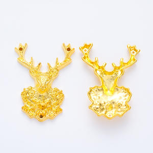 จี้ห้อยคอรูปหัวกวาง สไตล์เรโทร ทำจากโลหะผสมสังกะสี ดีไซน์หรูหรา เหมาะสำหรับทุกเพศทุกวัย สวมใส่ได้ทุกวัน ประดับด้วยไมโครอินเซอร์ต ขนาด 54x38 มม. ผลิตในจีน อุปกรณ์ตกแต่งเครื่องประดับ - Product Image 3