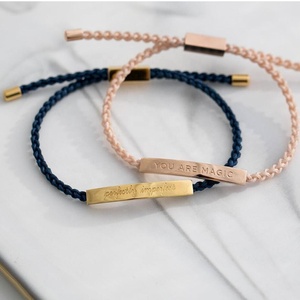 Pulsera personalizada de cadena trenzada para hombre y mujer con mensaje grabado de barra chapada en oro de acero inoxidable a la moda - Product Image 1