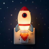 Lampe de nuit LED rotative à 360° en forme de fusée de dessin animé, lumière douce et chaude, pour chambre d'enfant, vente en gros, directement de l'usine, OEM