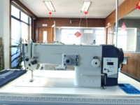 Machine à coudre zigzag industrielle programmable manuelle robuste avec moteur et engrenage