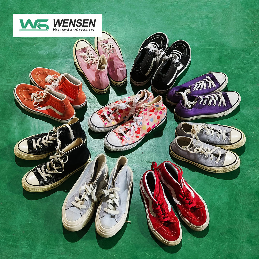 Entra en el mundo del estilo con las versátiles zapatos Vans en