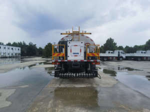 Dongfeng Multifonctionnel Asphalt Spreader 4*<span class=keywords><strong>2</strong></span> new 10cbm Chip Sealing Car Diesel Manual Crushed Stone Synchronous Chip Sealing - Product Image 5