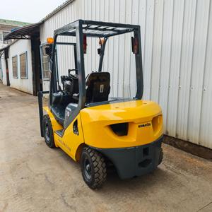 Montacargas Diésel Komatsu FD20 de 2.5 Toneladas de Segunda Mano en Venta, en Buenas Condiciones, con Desplazador Lateral Hidráulico y Neumáticos Sólidos - Product Image 5