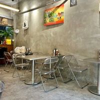 Table en acier inoxydable de style industriel et chaises pliantes en acrylique, mobilier commercial pour restaurant de nouilles