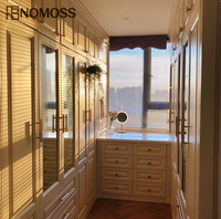 Conception de dressing moderne et luxueux sur mesure avec planification de rangement zoné pour projets d'aménagement intérieur de villas