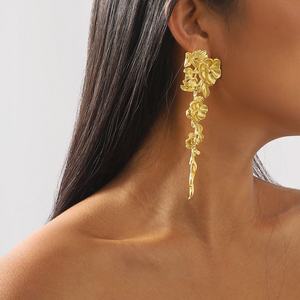 Boucles d'oreilles pendantes tendance style rétro européen-américain, motif floral stéréo avec pompon, haut de gamme, feuille exagérée, en alliage de zinc plaqué or - Product Image 3