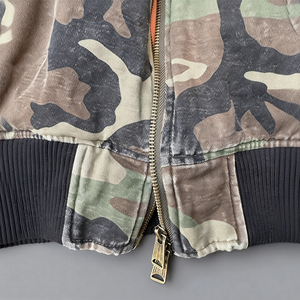 <span class=keywords><strong>Chaqueta</strong></span> Bomber Corta <span class=keywords><strong>de</strong></span> <span class=keywords><strong>Camuflaje</strong></span> MANNA, Personalizada <span class=keywords><strong>de</strong></span> Fábrica, <span class=keywords><strong>de</strong></span> Algodón Sarga Desgastado con Efecto Sol, Acolchada y con Lavado Vintage - Product Image 2