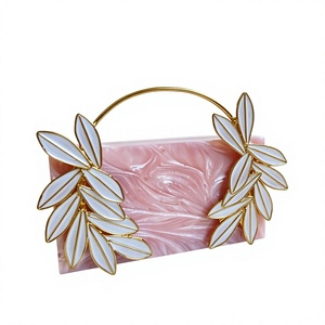 Bolso de mano de resina rosa con decoración de hojas doradas en forma de sobre para fiestas nocturnas - Product Image 1