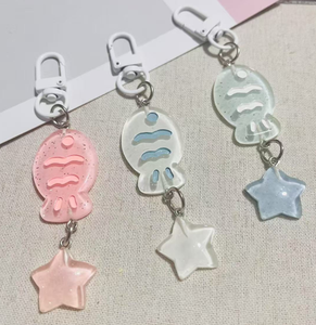 Porte-clés scintillant et mignon en forme de petit poisson et d'étoile coloré - Product Image 1