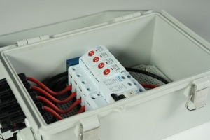 Caja Combinadora Fotovoltaica IP65 para Exteriores, Caja de Distribución de Cadenas de CC para Paneles Solares, Certificación CE, Impermeable, con Interruptor de CC - Product Image 6