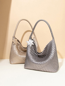 Bolso de mano tejido hecho a mano de lujo Bolso de hombro de gran tamaño de diseñador con encanto - Product Image 4