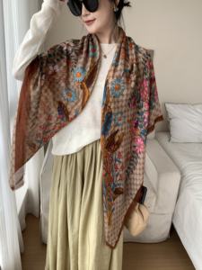 إكسسوارات أنيقة للخريف، شالات فاخرة مطبوعة بنقوش زهور للنساء، 130*130 سم، أوشحة مربعة كبيرة ناعمة من الفيسكوز المطبوع - Product Image 3