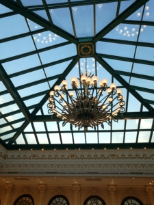 Lustre LED vintage européen en fer, hauteur réglable, accents dorés, multi-bras, luminaire de plafond orné pour hall d'hôtel et salle de bal - Product Image 2
