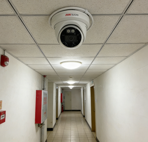 Caméra tourelle réseau fixe Hikvision longue portée DS-2CD1347G2H-LIU 4 MP ColorVu avec Smart Hybrid Light et audio en temps réel pour la sécurité - Product Image 3