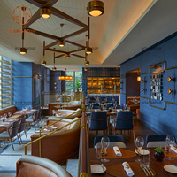 Ensemble de mobilier moderne pour hôtel et restaurant : banquette en cuir en forme de L, tables carrées, chaises de salle à manger en tissu rose, canapé en cuir marron