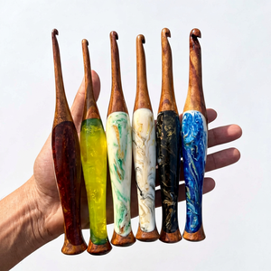 Gancho de ganchillo de madera hecho a mano con acabado natural y agarre cómodo para proyectos artesanales de tejer a ganchillo - Product Image 1
