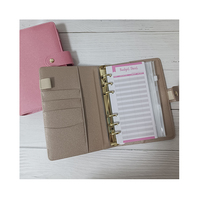 Organisateur de budget portable personnalisé en cuir PU rose A6 avec enveloppes pour argent, couverture de planificateur et reliure à anneaux dorés moderne