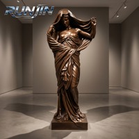 Sculpture en bronze coulé décorative d'intérieur pour hall d'hôtel, représentant la déesse Diana Artemis moderne à robe drapée et chien de chasse, 180 cm