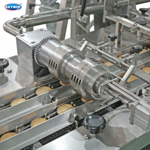 Machine à sandwich automatique à une voie 500 pièces/min 2 + 1 Biscuit crème oreo avec machine à emballer à débit 250 sacs/min - Product Image 3
