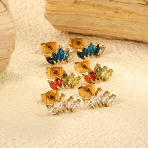 Boucles d'oreilles tendance coréennes pour femmes, en acier inoxydable plaqué or 18K PVD, style fleur avec zircon coloré - Product Image 3