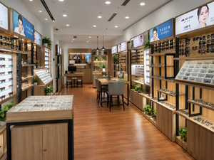 ออกแบบร้านแว่นตาสไตล์นอร์ดิกสมัยใหม่ พร้อมเฟอร์นิเจอร์จัดแสดงแว่นตาทั้งร้าน ตู้กระจกไม้โอ๊ค โลหะสีดำ สำหรับตกแต่งภายในร้านค้าปลีก - Product Image 5