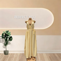 Neues Sommerkleid für Damen: Süßes, umweltfreundliches, rückenfreies, bodenlanges Kleid mit V-Ausschnitt, Taillenband und schulterfreien Ärmeln im Casual-Stil